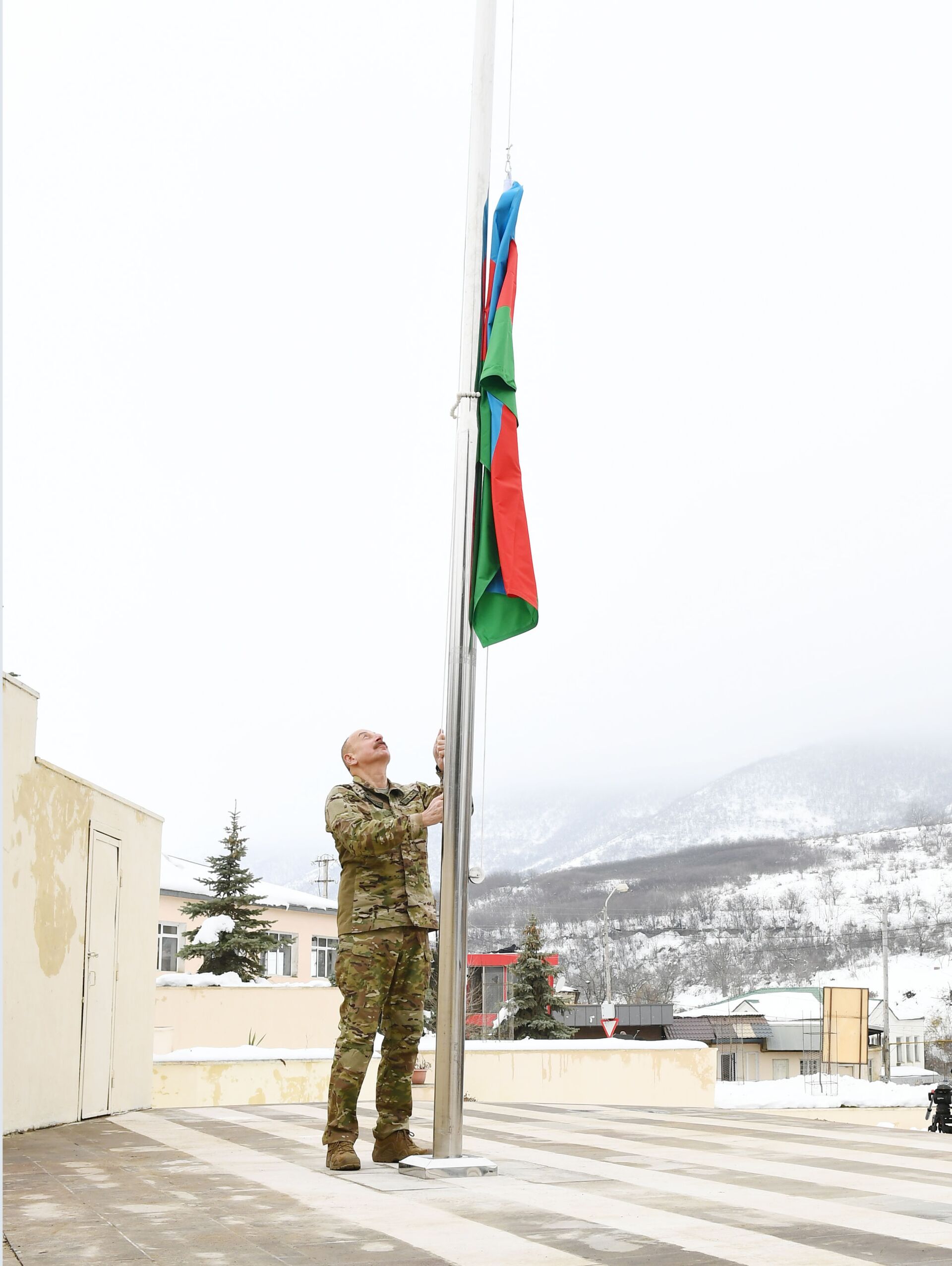 Президент Ильхам Алиев поднял флаг Азербайджана в Гадруте - фото - Sputnik Азербайджан, 1920, 16.03.2021