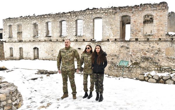 Президент Ильхам Алиев, первая леди Мехрибан Алиева и их дочь Лейла Алиева посетили Физулинский и Ходжавендский районы - Sputnik Азербайджан
