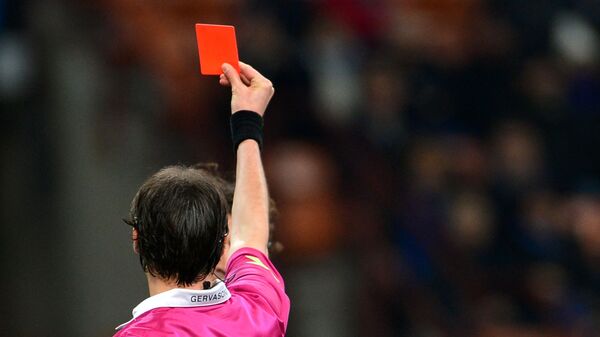 Судья показывает футболисту красную карточку, фото из архива - Sputnik Азербайджан