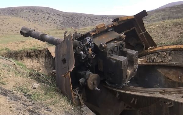 Работы по очистке от взрывоопасных предметов местности в Карабахе  - Sputnik Азербайджан