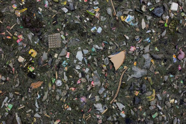 Бытовые отходы, плавающие в реке Ситарум в Бандунге, Индонезия - Sputnik Азербайджан