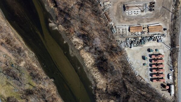 Река Кайахога в Акроне, штат Огайо, США, которая в 1969 году загорелась из-за загрязнения - Sputnik Азербайджан