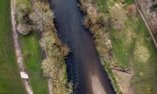 Река Тейм возле Дентона, Великобритания, с самым высоким уровнем загрязнения микропластиком из когда-либо зарегистрированных в любой точке мира  - Sputnik Азербайджан