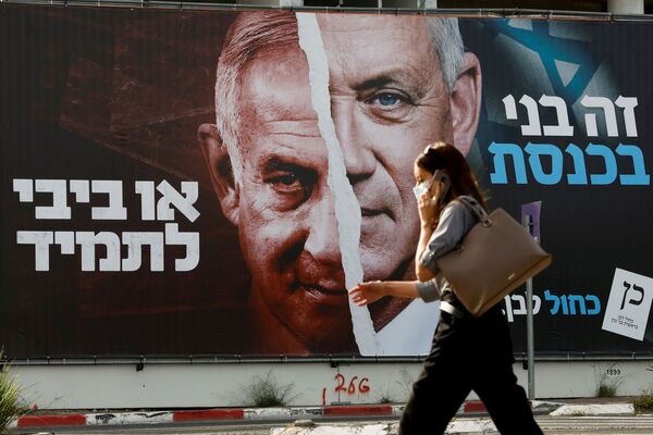 Предвыборный плакат израильского политического альянса Кахоль-лаван с изображением министра обороны Израилья Бенни Ганца и премьер-министра Биньямина Нетаньяху - Sputnik Азербайджан