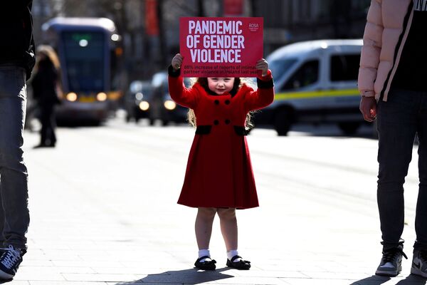 Четырехлетняя девочка с плакатом на акции протеста против насилия в Дублине, Ирландия - Sputnik Азербайджан