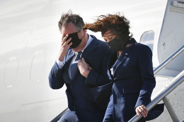 Вице-президент США Камала Харрис с супругом Дагом Эмхоффом выходят из самолета в аэропорту Лос-Анджелеса, США - Sputnik Азербайджан