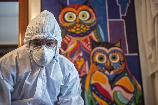 Медицинский работник, проводящий вакцинацию в Перу - Sputnik Азербайджан