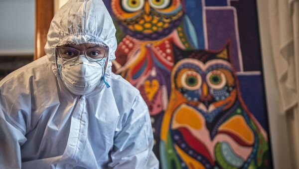 Медицинский работник, проводящий вакцинацию в Перу - Sputnik Azərbaycan