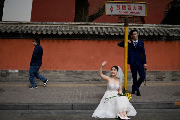 Пара позирует во время брачной фотосессии перед Барабанной башней в Пекине - Sputnik Азербайджан
