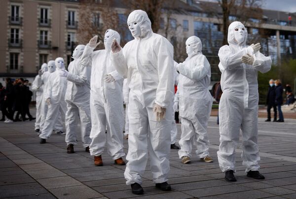 Активисты группы «Белые маски» на демонстрации против «закона о глобальной безопасности» в Нанте, Франция - Sputnik Азербайджан