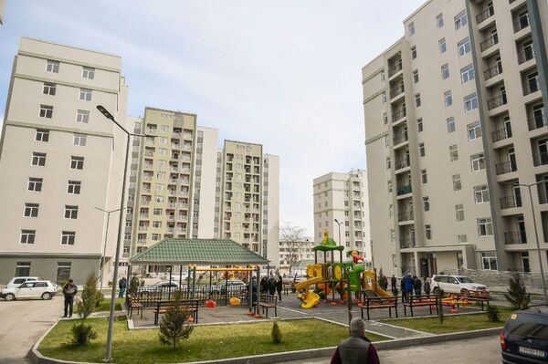 Группе граждан, чьи дома разрушены вследствие ракетных ударов Армении по Гяндже, предоставлены новые квартиры - Sputnik Азербайджан