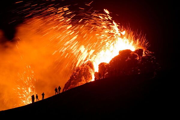 Извержение вулкана в Гелдингадалур на полуострове Рейкьянес в Исландии - Sputnik Azərbaycan