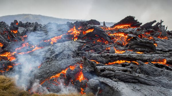 Лава от извержения вулкана на полуострове Рейкьянес на юго-западе Исландии  - Sputnik Азербайджан