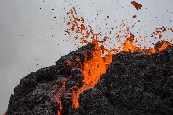 Извержение вулкана на полуострове Рейкьянес в Исландии - Sputnik Azərbaycan
