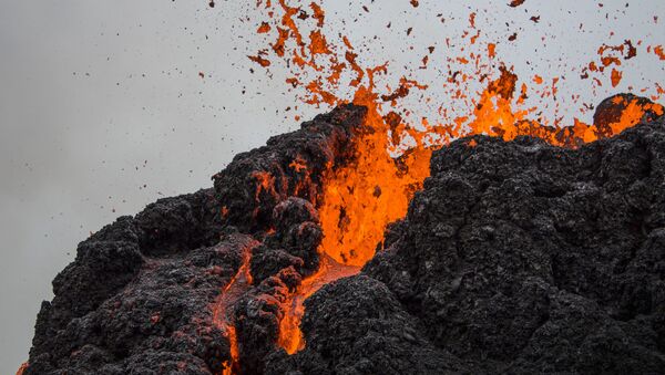 Извержение вулкана на полуострове Рейкьянес в Исландии - Sputnik Азербайджан