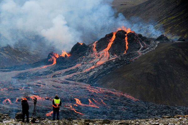 А в Исландии март выдался огненным: лава течет из вулкана на полуострове Рейкьянес. - Sputnik Азербайджан