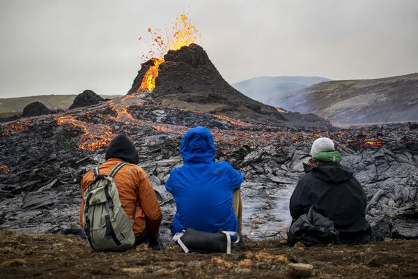 Туристы наблюдают за извержением вулкана на полуострове Рейкьянес в Исландии - Sputnik Azərbaycan