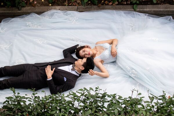 Пара во время свадебной фотосессии в Шанхае  - Sputnik Азербайджан