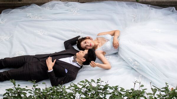 Пара во время свадебной фотосессии в Шанхае  - Sputnik Азербайджан