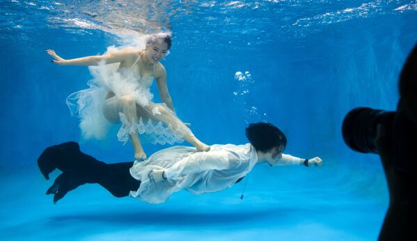 Молодожены позируют под водой для в Шанхае, Китай - Sputnik Азербайджан
