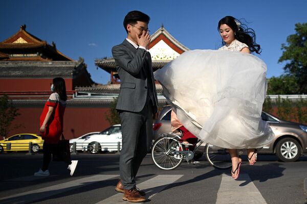 Пара позирует во время свадебной фотосессии перед храмом ламы в Пекине - Sputnik Азербайджан
