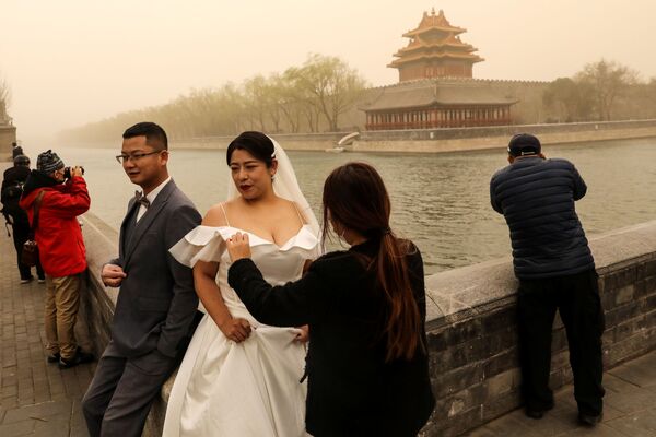 Свадебная фотосессия во время песчаной бури в Пекине  - Sputnik Азербайджан