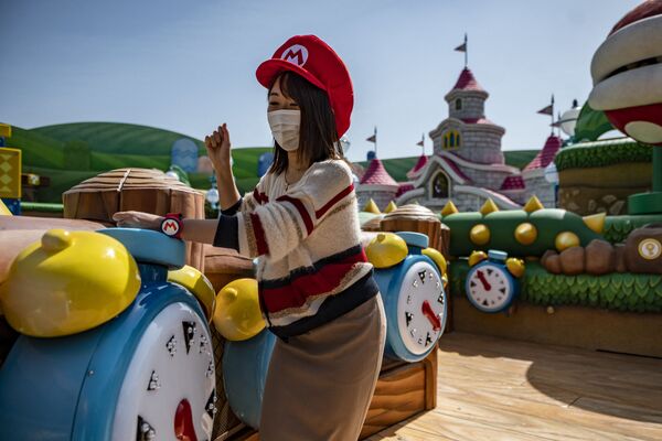 Посетитель парка аттракционов Super Nintendo World в Осаке - Sputnik Азербайджан