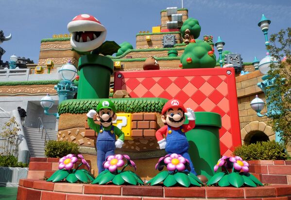 Персонажи Марио и Луиджи в тематическом парке аттракционов Super Nintendo World в Осаке, Япония - Sputnik Азербайджан