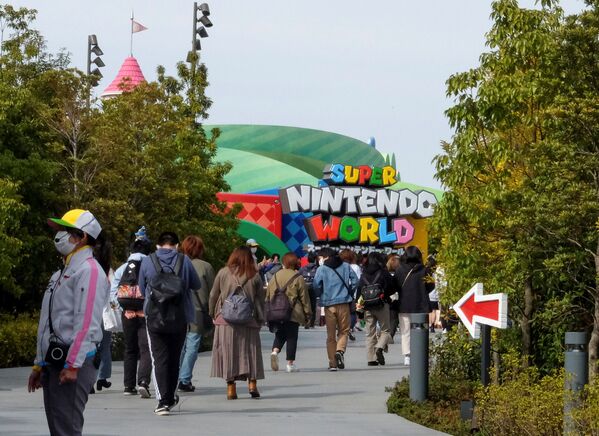 Постетители в тематическом парке аттракционов Super Nintendo World в Осаке, Япония - Sputnik Азербайджан