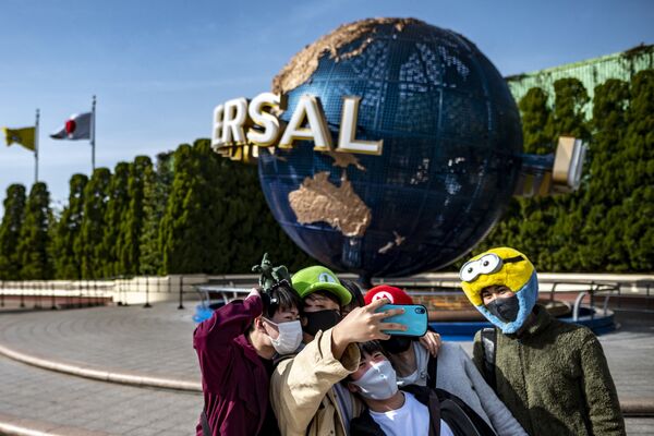 Постетители в парке аттракционов Universal Studios Japan в Осаке - Sputnik Азербайджан