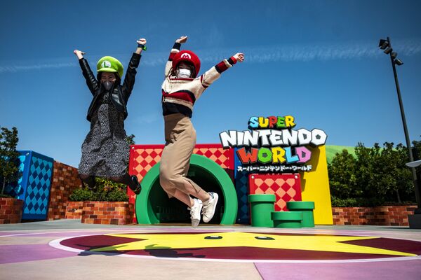 Постетители у входа в тематический парк аттракционов Super Nintendo World в Осаке, Япония - Sputnik Азербайджан