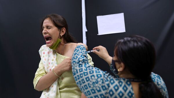 Сотрудница Serum Institute of India во время вакцинации против COVID-19 вакциной индийского производства CoviShield компании AstraZeneca - Sputnik Азербайджан