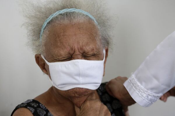 90-летняя Жюстина Батиста во время вакцинации против COVID-19 китайской вакциной Sinovac в Бразилиа, Бразилия - Sputnik Азербайджан