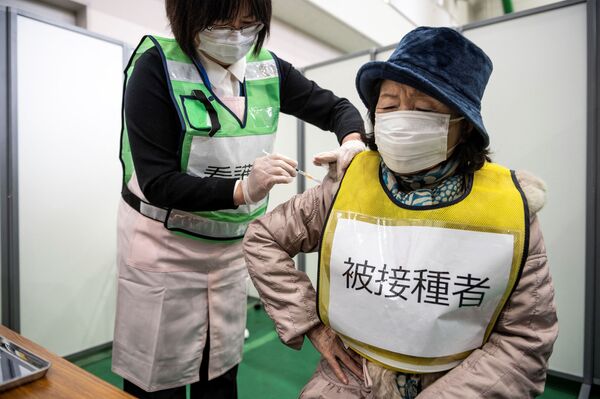 Медсестра во время учений по вакцинации против  Covid-19 в Кавасаки, Япония - Sputnik Azərbaycan