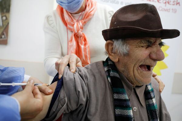 Пожилой мужчина во время вакцинации в Фиери, Албания - Sputnik Azərbaycan