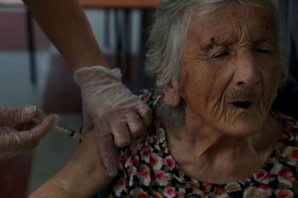 Жительница дома престарелых во время вакцинации CoronaVac в Чили  - Sputnik Azərbaycan