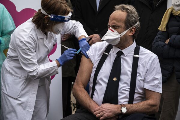 Доктор Джованни Ди Перри во время вакцинации в больнице Амедео ди Савойя в Турине, Италия - Sputnik Азербайджан