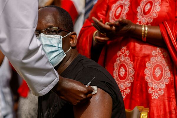 Министр здравоохранения Сенегала Абдулай Диуф Сарр во время вакцинации в Дакаре - Sputnik Азербайджан
