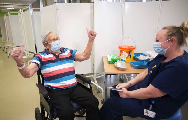 98-летний Генри (Джек) Воукс после вакцинации Pfizer-BioNTech в Бристоле, Англия - Sputnik Азербайджан