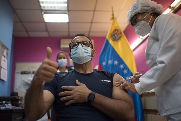 Вакцинация от коронавирусной инфекции вакциной Sputnik V в одной из больниц Каракаса, Венесуэла - Sputnik Azərbaycan