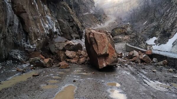 Камнепад перекрыл дорогу - Sputnik Азербайджан