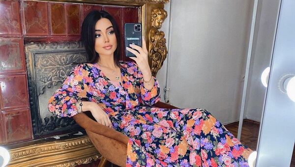 Цветы, оборки и рукава-фонарики: актуальные платья от азербайджанских брендов - Sputnik Азербайджан