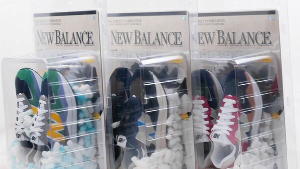New Balance представили новые кроссовки в упаковке в стиле 80-х - Sputnik Азербайджан