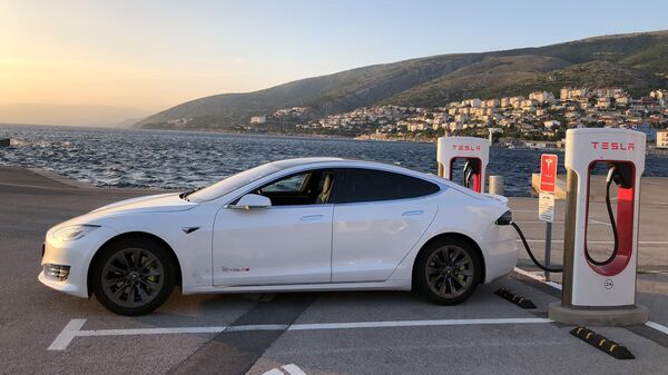 Tesla разрешила покупать электромобили за биткойн - Sputnik Азербайджан
