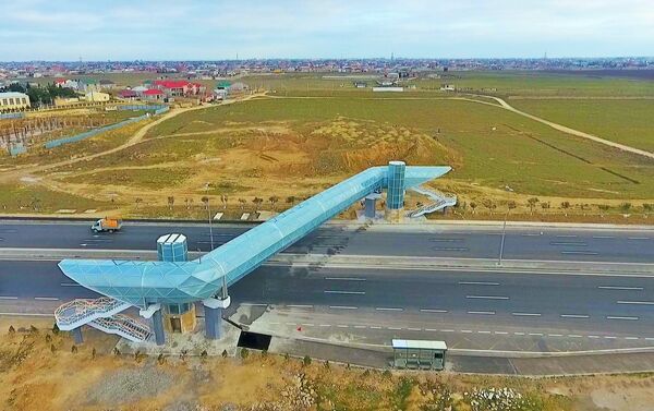 Qala-Pirallahı avtomobil yolunun 3.6-cı km-də yeni yerüstü piyada keçidi - Sputnik Azərbaycan