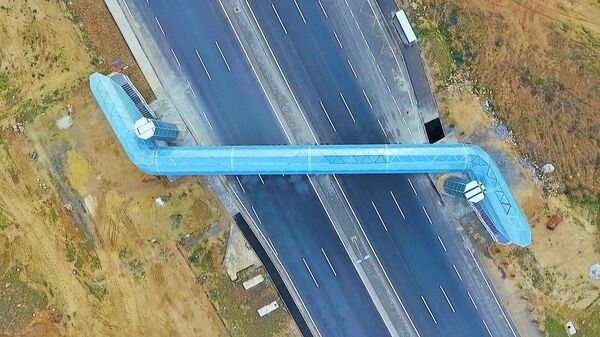 Qala-Pirallahı avtomobil yolunun 3.6-cı km-də yeni yerüstü piyada keçidi - Sputnik Азербайджан