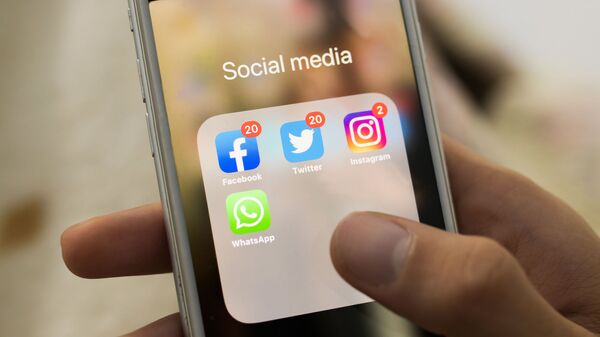 Иконки Facebook, Twitter, Instagram, WhatsApp на экране смартфона - Sputnik Азербайджан