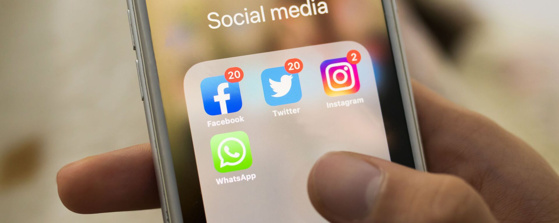 Иконки Facebook, Twitter, Instagram, WhatsApp на экране смартфона - Sputnik Azərbaycan, 1920, 07.05.2021