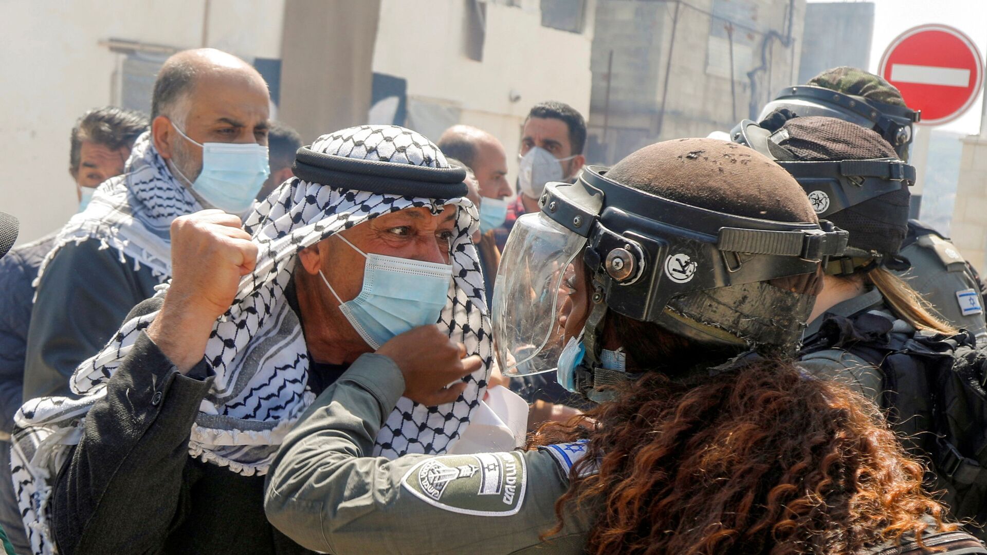 Палестинский демонстрант дерется с израильской пограничницей во время акции протеста в честь Дня земли в Себастии, фото из архива - Sputnik Азербайджан, 1920, 14.12.2021