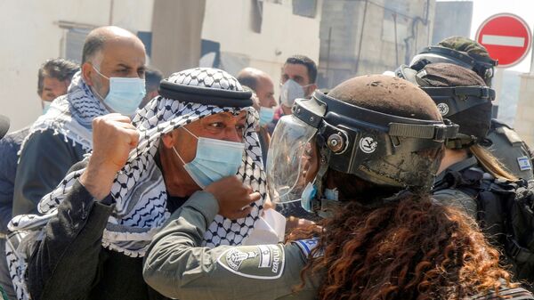 Палестинский демонстрант дерется с израильской пограничницей во время акции протеста в честь Дня земли в Себастии, фото из архива - Sputnik Азербайджан